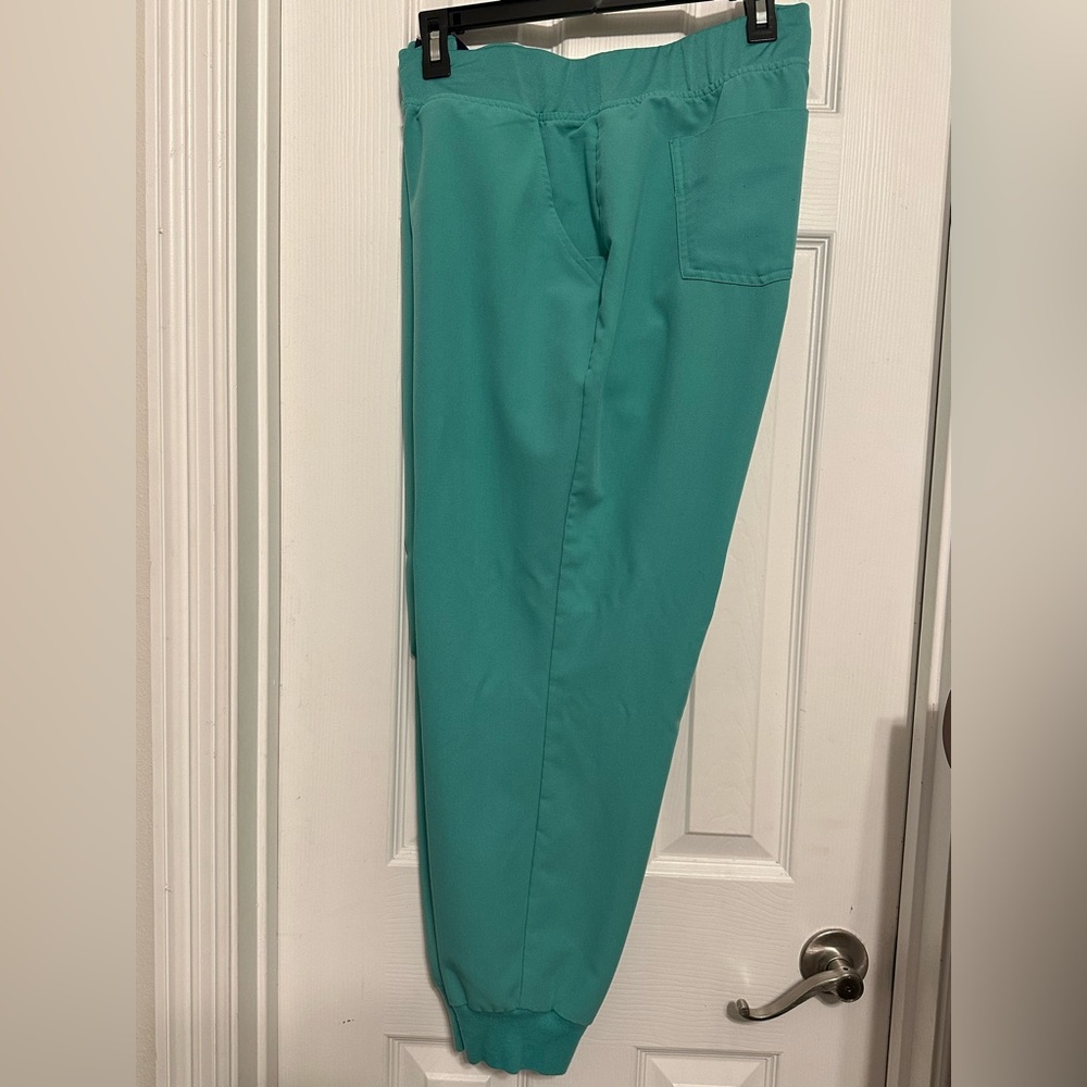 Figs Surgical green used a few times still in very good condition